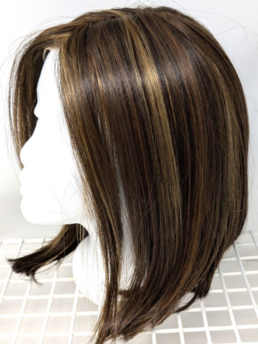 Renee of Paris Brown Bob Wig Lace Front Highlights NIB Medium Length Brunette